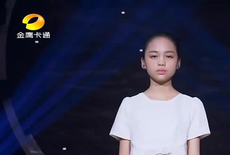 11岁汤晶锦深情献唱韩红歌曲天亮了,唱哭台下观众,太