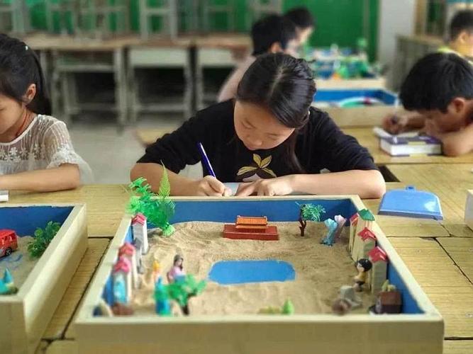 一个全神贯注于沙盘游戏的儿童是富有创造力的,自由的和快乐的