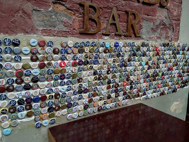 墙面上使用酒瓶盖子做装饰,也是很有创意的.很喜欢这样的小街道.