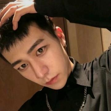 干净帅气的男头最新版阳光的男生头像