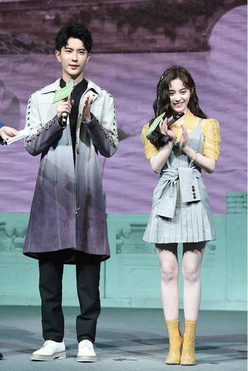 鞠婧祎真的很矮吗?穿高跟鞋和于朦胧同框那刻,身高差瞬间暴露!