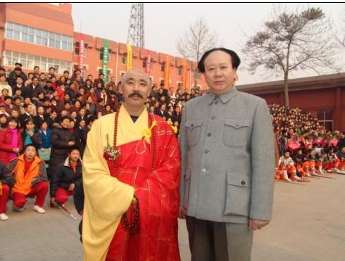 少年礼中岳嵩山少林寺首座僧上素下喜禅师为师,皈依佛门,后剃度出家