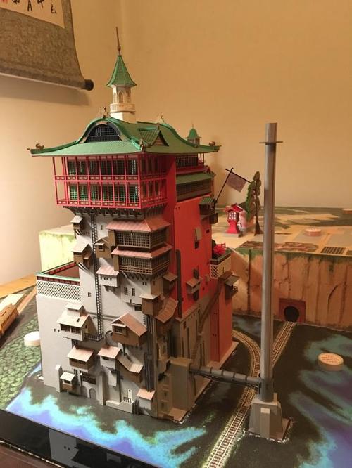 自己动手还原了千与千寻的汤屋将所有建筑等比例还原