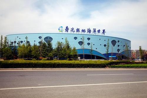寿光极地海洋世界外形如同一个巨大的水母,身姿舒展,遨游在寿光弥河