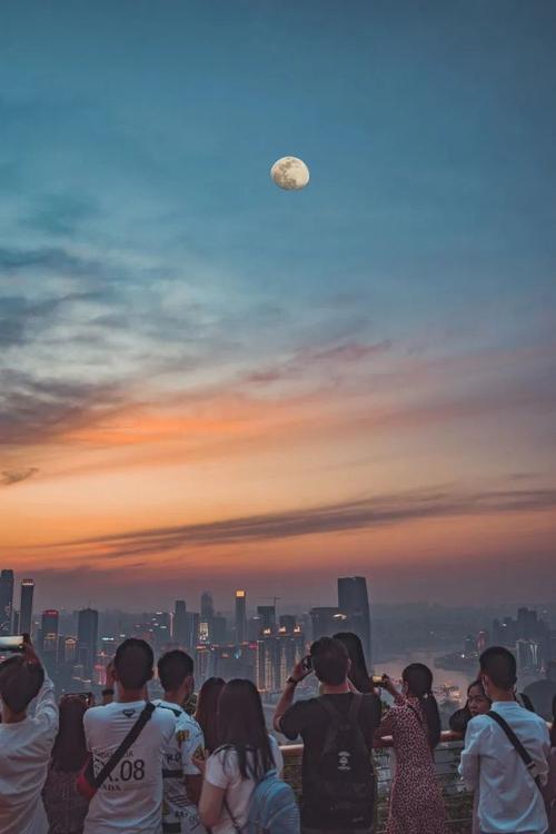 凹造型,而在侧头瞬间,李佳发间的白丝抢足镜头照片中,李佳扎着丸子头