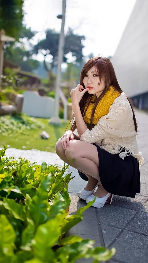 台湾美女户外拍,小清新笑容甜美可人,修长雪白的大长腿很是养眼