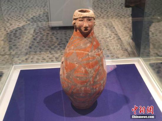 图为人头形器口彩陶瓶子.闫姣 摄