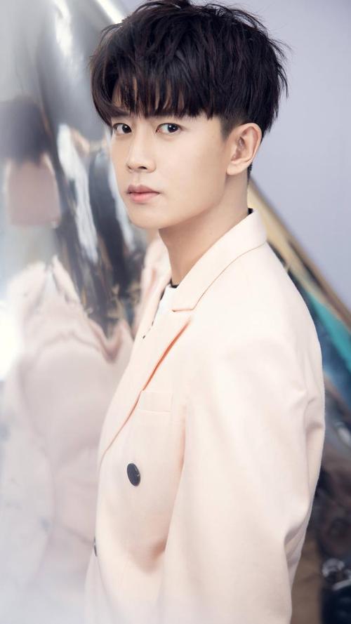 演员任嘉伦,帅气写真照,请来收藏你的心上人吧