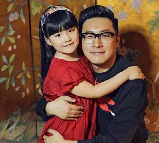 离婚两个多月后王岳伦带着美女出现在机场粉丝为李湘庆祝生日