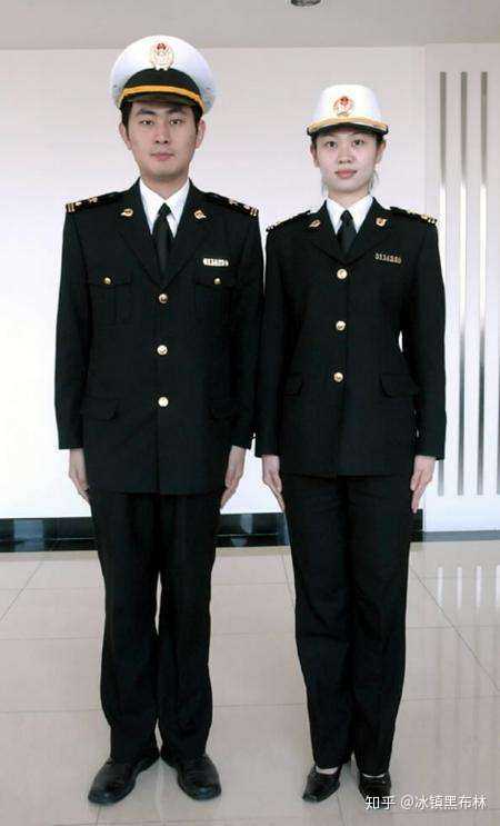 海关制服各级别都是一样的,都是查验服和和制式西服,不过大佬肯定不