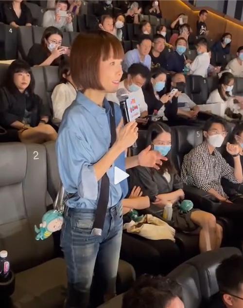 鲁豫换了新发型倒衬得脸小了一圈穿一身牛仔蓝好显瘦年轻多了