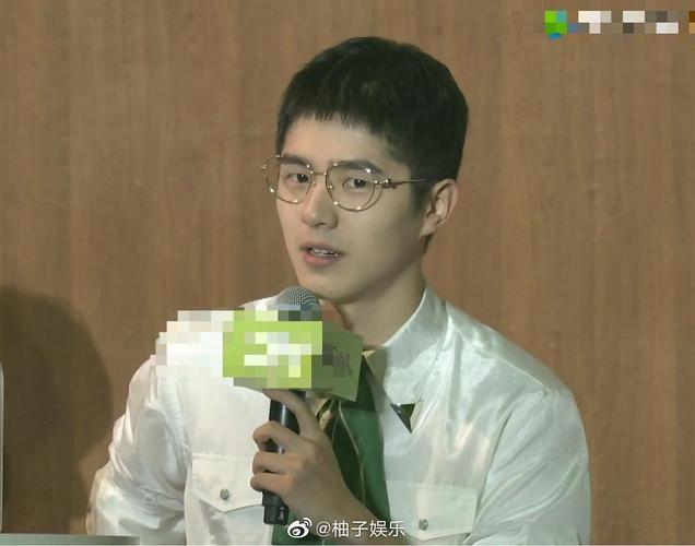 刘昊然这几张露额头戴眼镜的照片有点斯文败类的感觉