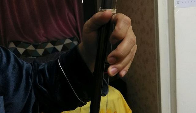 二胡左手按弦位置