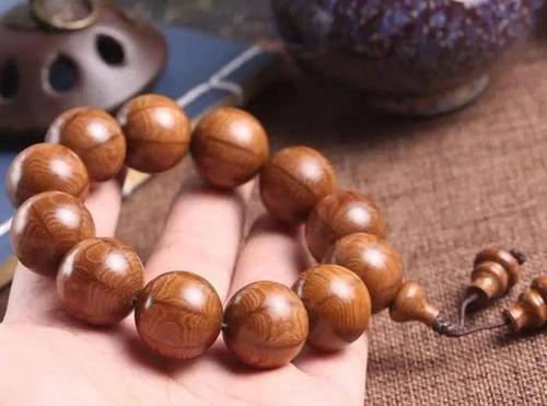 这种木质手串能够"降龙伏虎",但是不会盘玩,它什么也不是