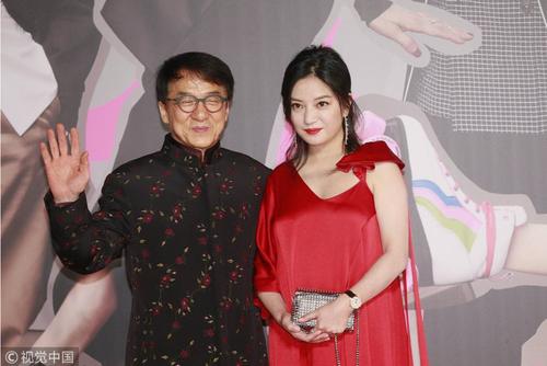 成龙与赵薇亮相金像奖红毯搜狐娱乐讯 据香港媒体报道,成龙与赵薇齐齐