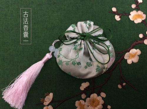 把风干的香草装在精美的丝袋里,就做成了香囊,身戴香囊,终日萦绕在