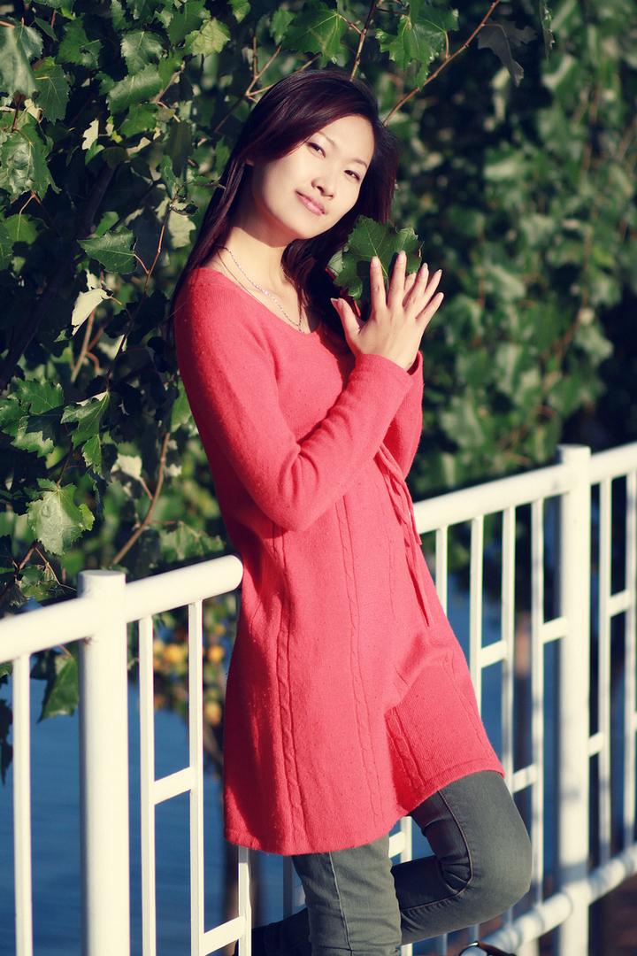 穿红毛衣的女孩