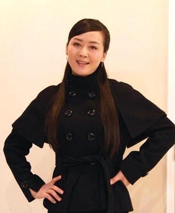 李琳比年轻时还要美,越老反而越有韵味,黑裙上身优雅又迷人