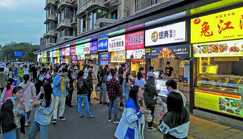 建设巷小吃街恢复了喧闹,又成了人们享受美食的打卡地