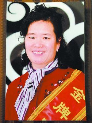 张明子的家在甘肃省临夏县一个封闭落后的小村子,那里没有柏油马路