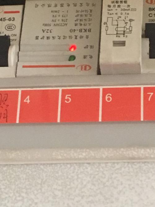 电闸红色指示灯(保护)闪烁不停,这时候没有电,重新开闸,等十几秒,绿灯