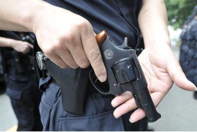 男子醉酒后咬伤两名民警抢夺警用枪支被判有期徒刑8个月