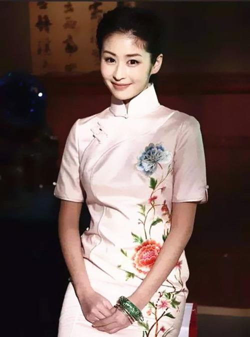 颖儿复古造型回归 身材窈窕得不像孩子妈 撑红伞有点"