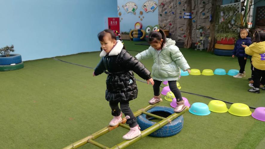 我和竹梯玩游戏: 活动目标: 1,锻炼幼儿的平衡能力.