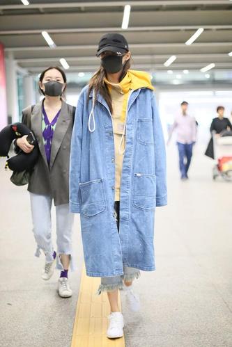 关晓彤街拍:泼墨牛仔布大衣冲锋衣 破洞牛仔裤小白鞋高挑时髦
