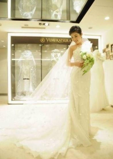 杜威女友东方卫视美女主播何卿在微博中连续贴出了自己身着婚纱的照片