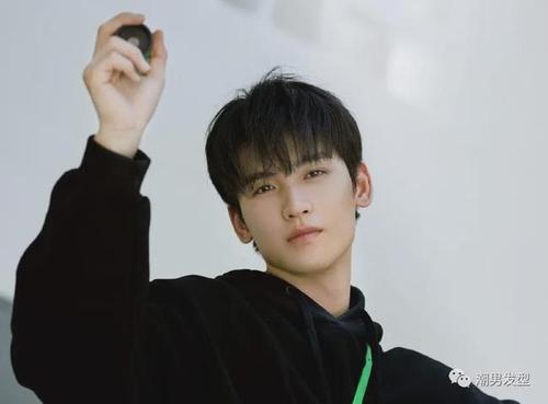 男生秋季别剪"锅盖头"了,4款热门男生刘海发型参考!