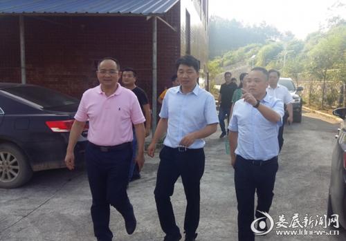 刘兆飞)6月4日下午,省住建厅村镇处副处长江韬一行在涟源市副市长梁毅