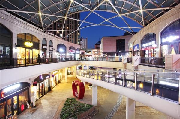 中国首座"会讲故事的商业街"北京华贸天地商业街亮相