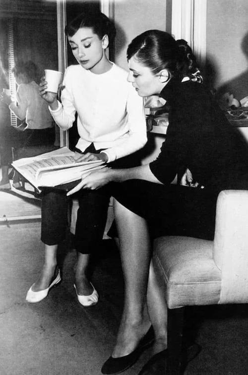 看书的赫本与梦露,30张老照片告诉你,女人什么时候最
