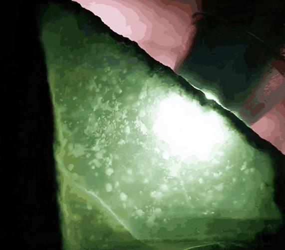 所以,棉对于翡翠的影响也是有好有坏的,主要就是看棉是"活棉"还是"死