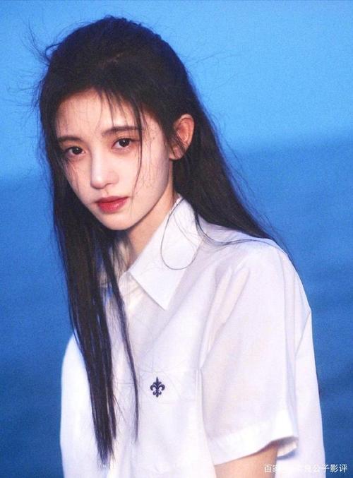 鞠婧祎的美照,有点像高中女生