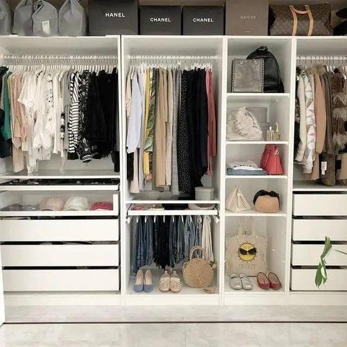 五,衣柜挂衣杆的高度衣柜的挂衣杆高度也要根据个人身高来定,一般160