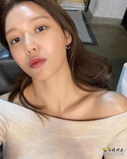 少女时代秀英近日发布近照以其出众美貌和完美比例身材吸引粉丝的目光