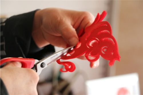 用一把剪刀传承和坚守着剪纸艺术