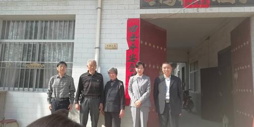 临潼区区委组织部部长候兵利为零口街道烈属悬挂光荣牌