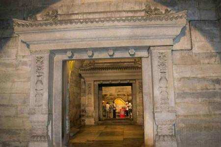 慈禧太后修建陵寝时, 找来200名小孩子做一件事, 死后7920人抬棺