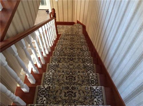 楼梯踏步地毯铺设效果图楼梯地毯日常维护方法