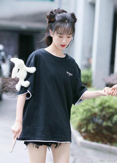 造型宛如学生清纯无比;9月6日,袁冰妍则是穿了露腹衬衣,发型上的发饰