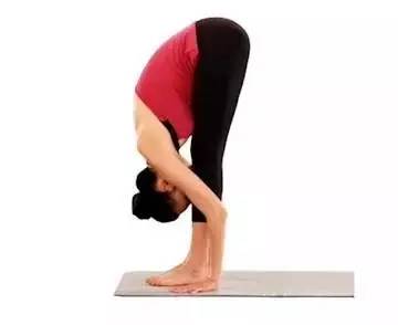 要点: 慢慢呼气,双手臂带动身体向前弯曲;保持双腿伸直不要弯曲;双