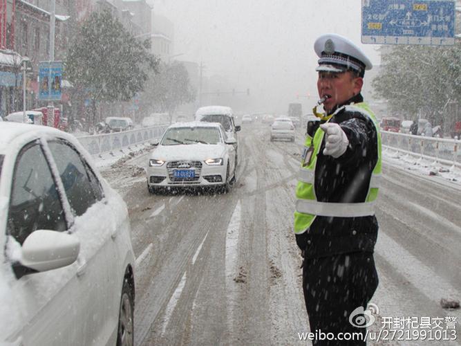 杞县交警雪中站岗执勤保平安