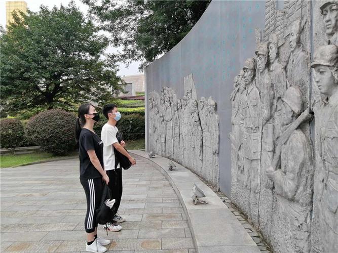 四川农业大学经济学院学生赴成都市烈士陵园缅怀英烈