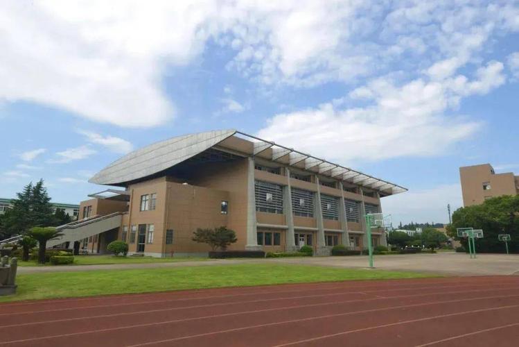 超大校园设施完备 鄞江中学  占地160亩,教育教学设施十分完备 .