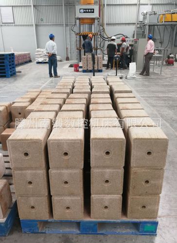 滕州南锻400吨全自动牛羊舔砖成型油压机5公斤粉末成型盐砖机