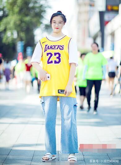你们喜欢穿球衣的小姐姐还是小哥哥?