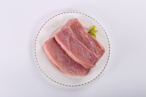 买猪肉时可以选择纯瘦肉就是常说的红肉,像猪里